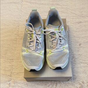 Women’s On Cloudsurfer Trail size 7